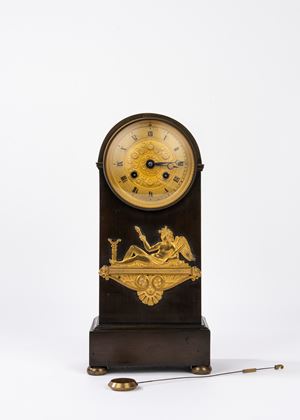 Pendola in bronzo a patina scura e dorato, secolo XIX