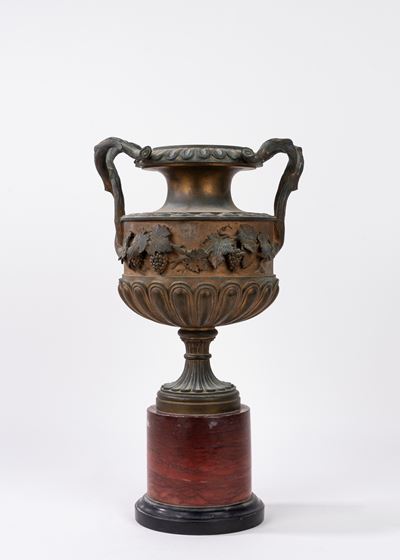 Vaso in bronzo, decorato con tralci d'uva, con base in marmo