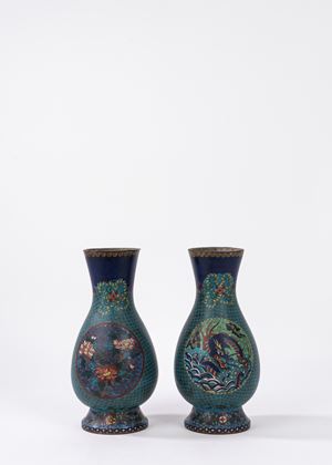 Coppia di vasi cloisonn&egrave; cinesi decorati con drago e peonie