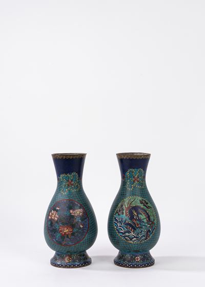 Vasi cloisonné cinesi decorati con drago e peonie, cm 21,5