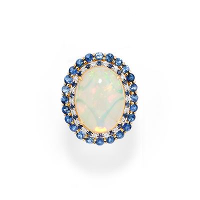 Anello in oro giallo 18k con opale nobile ovale cabochon