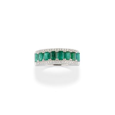 Anello in oro bianco 18k con smeraldi e diamanti