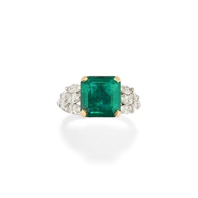 Anello con smeraldo e diamanti, in oro bicolore 18k