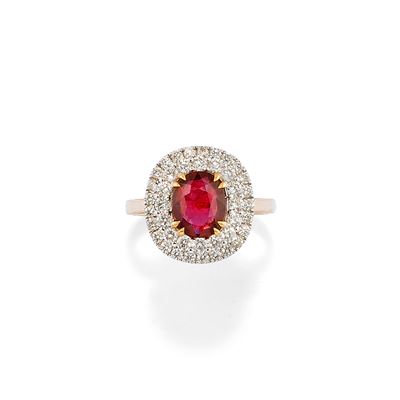 Anello in oro bicolore 18k con rubino ovale e diamanti