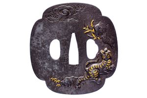 Bella tsuba firmata Hitotsuyanagi Tomoyoshi, con kakihan