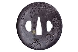 Tsuba firmata Naomichi, con kakihan in oro