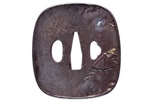 Tsuba firmata Yasutoshi con kao