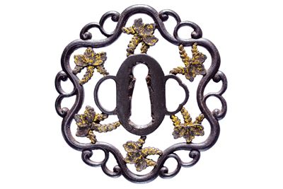 Scuola Kyo-Shoami, Bella tsuba in ferro con decorazioni in oro
