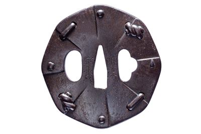 Myōchin Sadashige, Tsuba in ferro hakkaku-gata con decorazione a otto piastre