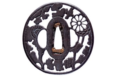 Tsuba, Ferro giapponese con disegno di crisantemi, Periodo Edo