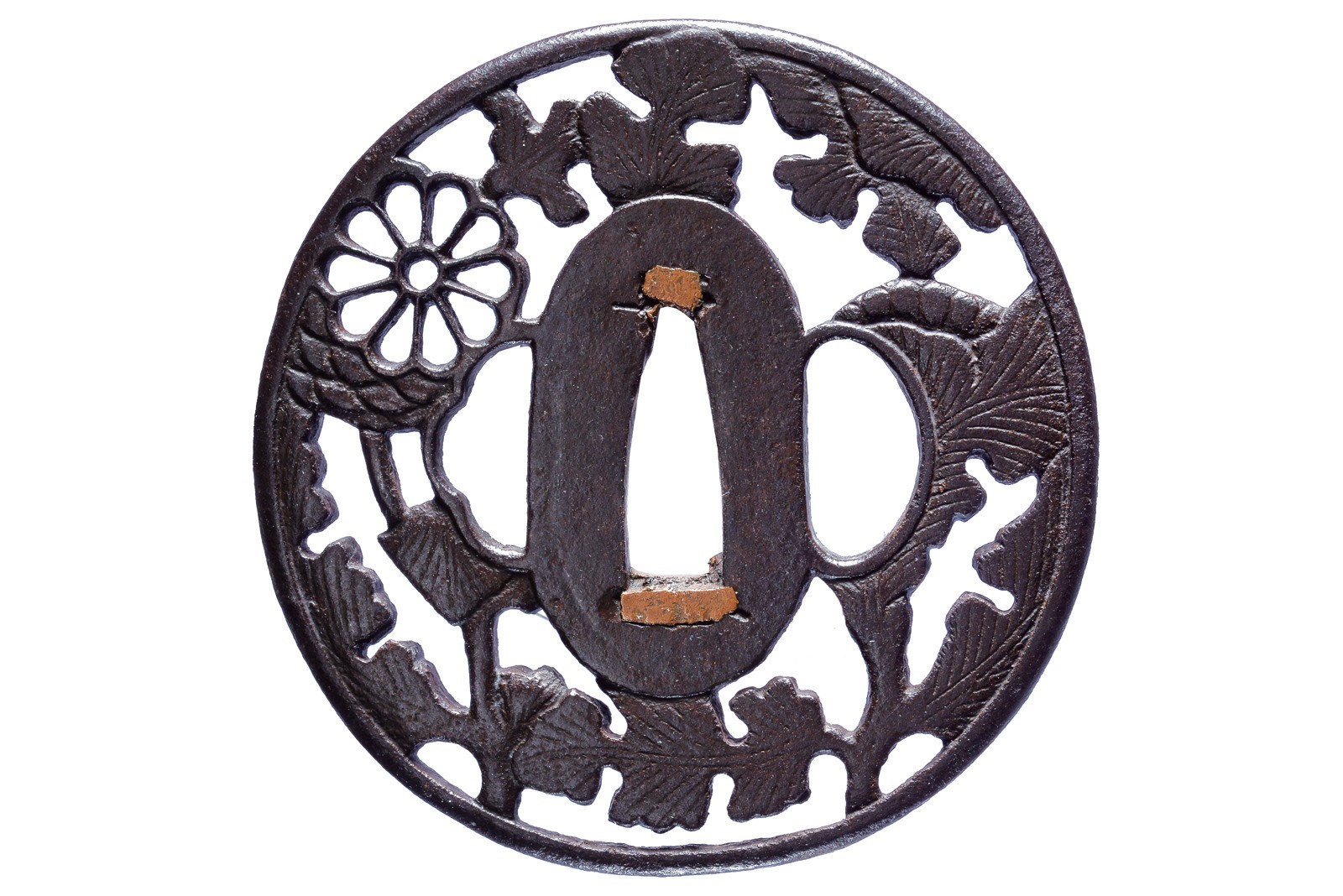 Tsuba, Ferro giapponese con disegno di crisantemi, Periodo Edo