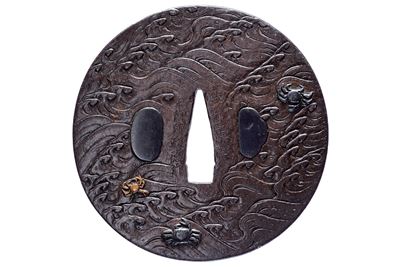 Shōami Masanori, Tsuba in ferro firmata con raffigurazione di onde e granchi, Periodo Edo