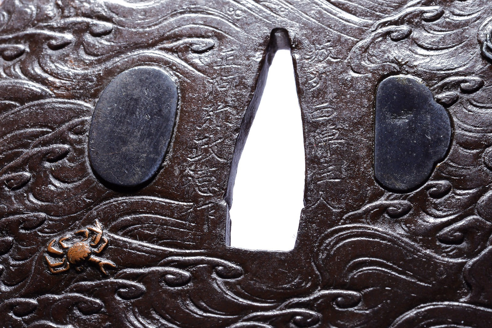 Shōami Masanori, Tsuba in ferro firmata con raffigurazione di onde e granchi, Periodo Edo