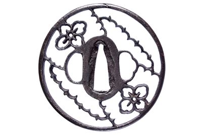 Akasaka, Tsuba in ferro con karabana-mon e oche in volo, Periodo Edo