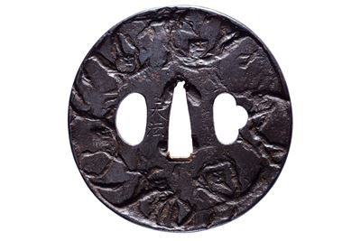 Tsuba firmata Tenhō, ferro maru-gata con tecnica tsuchime