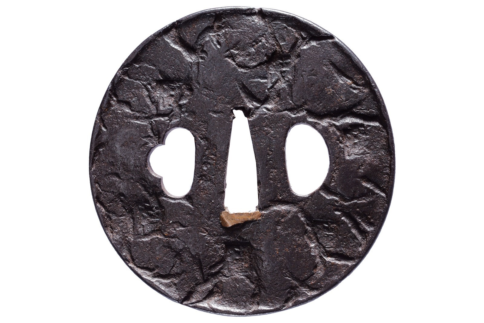 Tsuba firmata Tenhō, ferro maru-gata con tecnica tsuchime