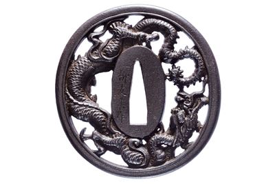 Ichiryū Tomoyoshi, Tsuba firmata con drago a tutto tondo, ferro