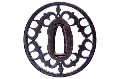 Tsuba, ferro, tate-manu-gata, ko-sukashi con otto rondini in volo