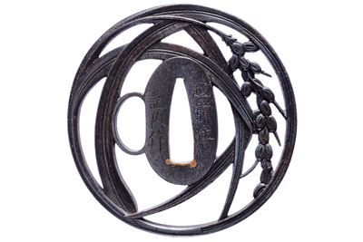 Tsuba firmata Echizen ju Kinai saku, ferro, maru-gata, yo-sukashi, Periodo Edo
