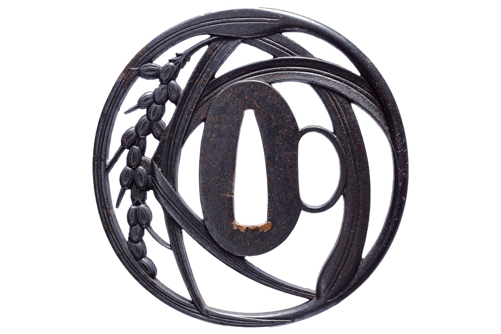 Tsuba firmata Echizen ju Kinai saku, ferro, maru-gata, yo-sukashi, Periodo Edo