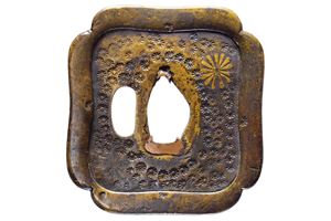 Importante tsuba con resti di firma "mitsu..."