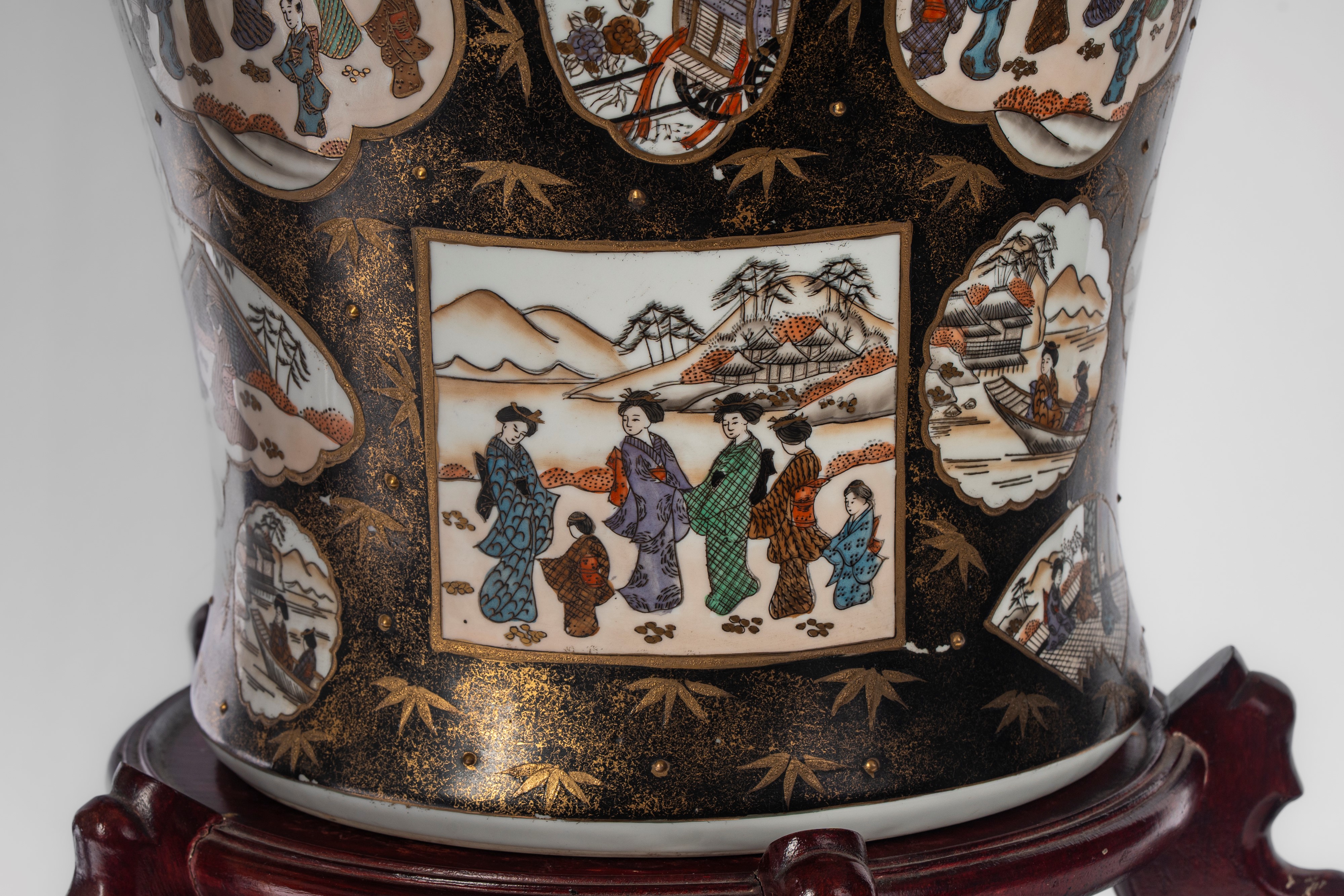 Kutani, Coppia di potiche in porcellana con decorazioni di vita quotidiana, XX secolo