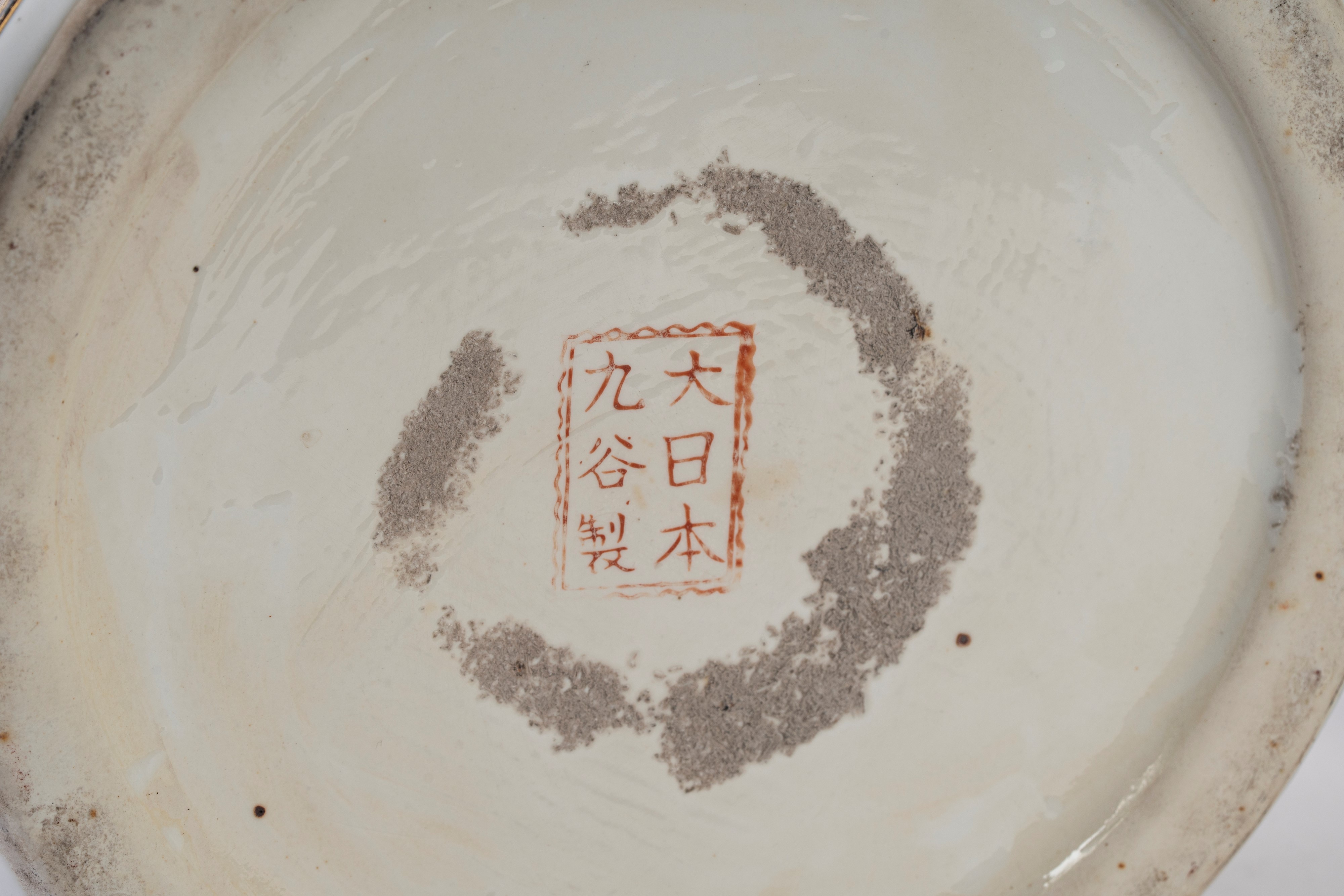 Kutani, Coppia di potiche in porcellana con decorazioni di vita quotidiana, XX secolo