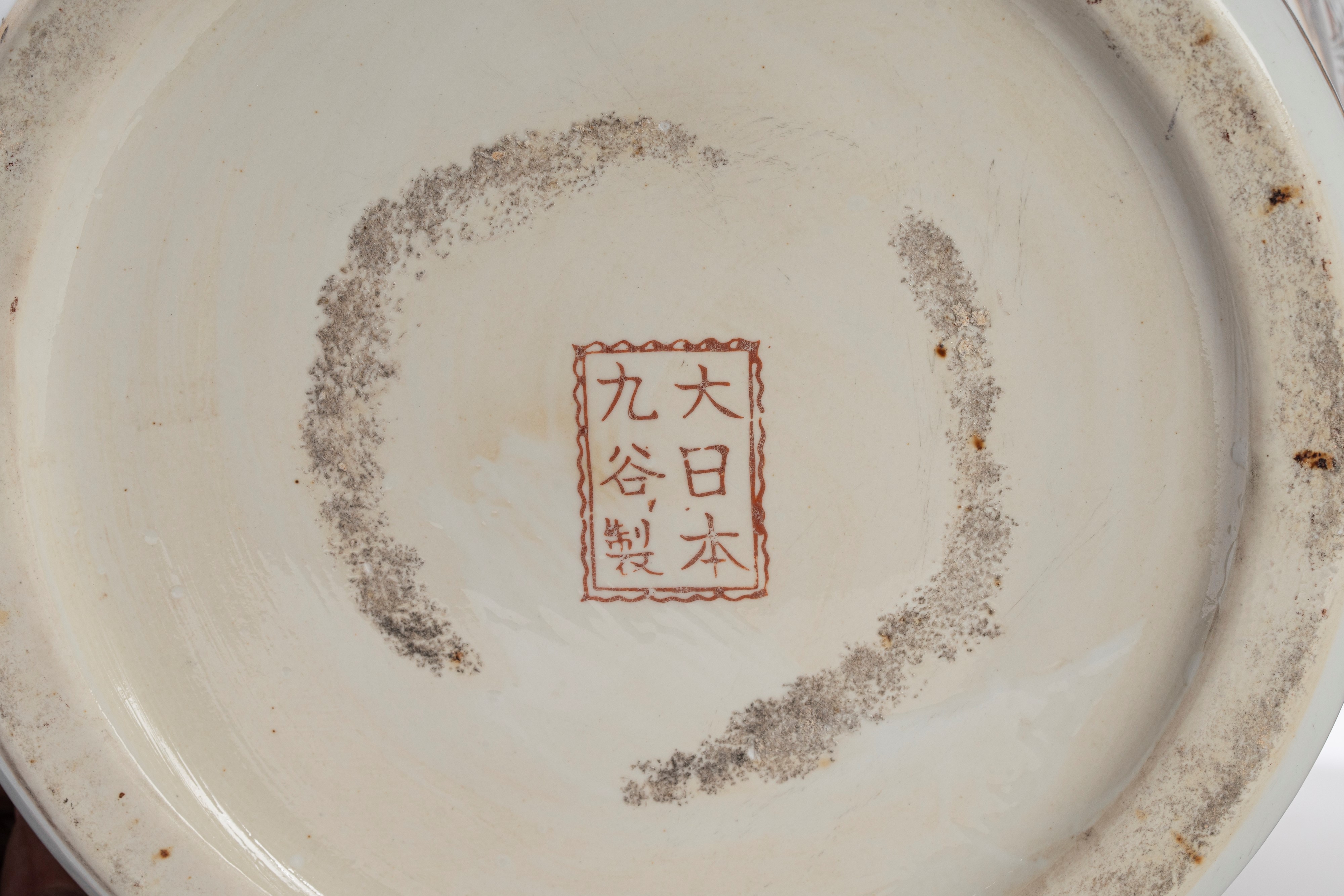 Kutani, Coppia di potiche in porcellana con decorazioni di vita quotidiana, XX secolo