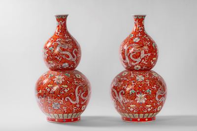 Cina, Coppia di grandi vasi a doppia zucca con draghi, fiori e racemi, ceramica smaltata su fondo...