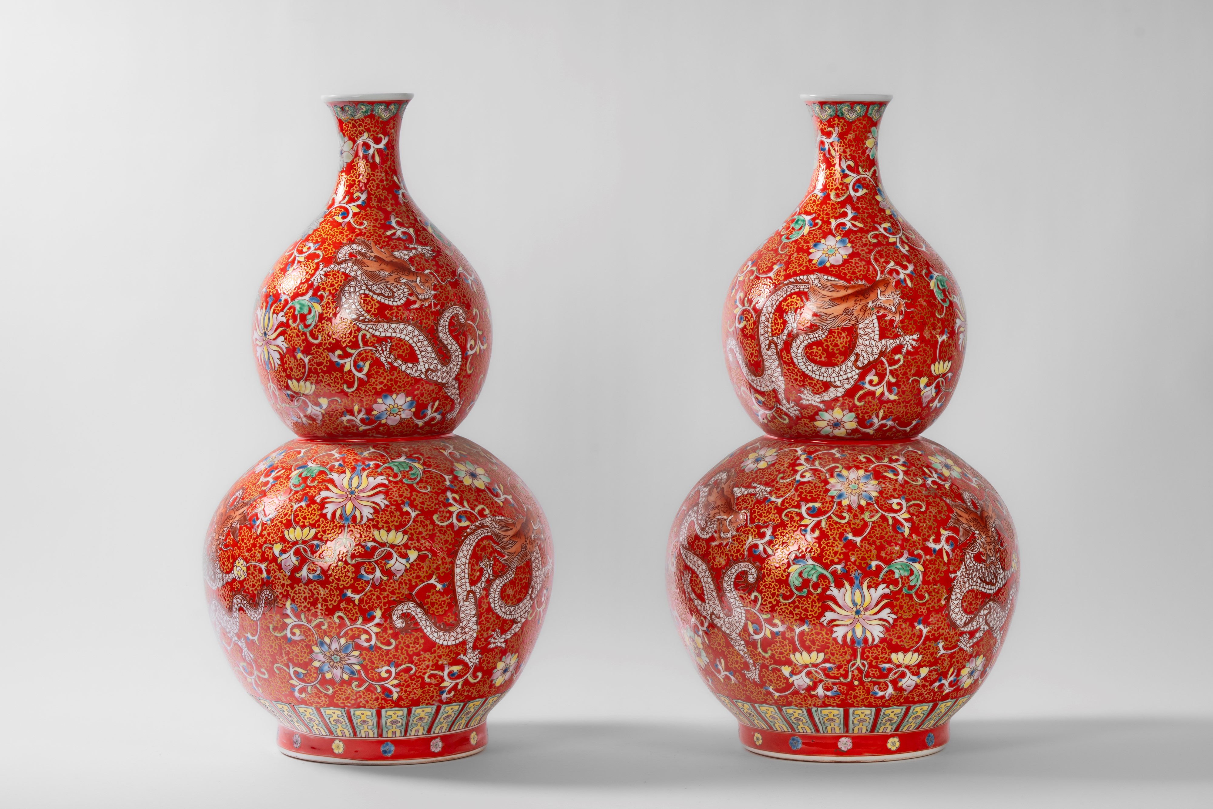 Cina, Coppia di grandi vasi a doppia zucca con draghi, fiori e racemi, ceramica smaltata su fondo...