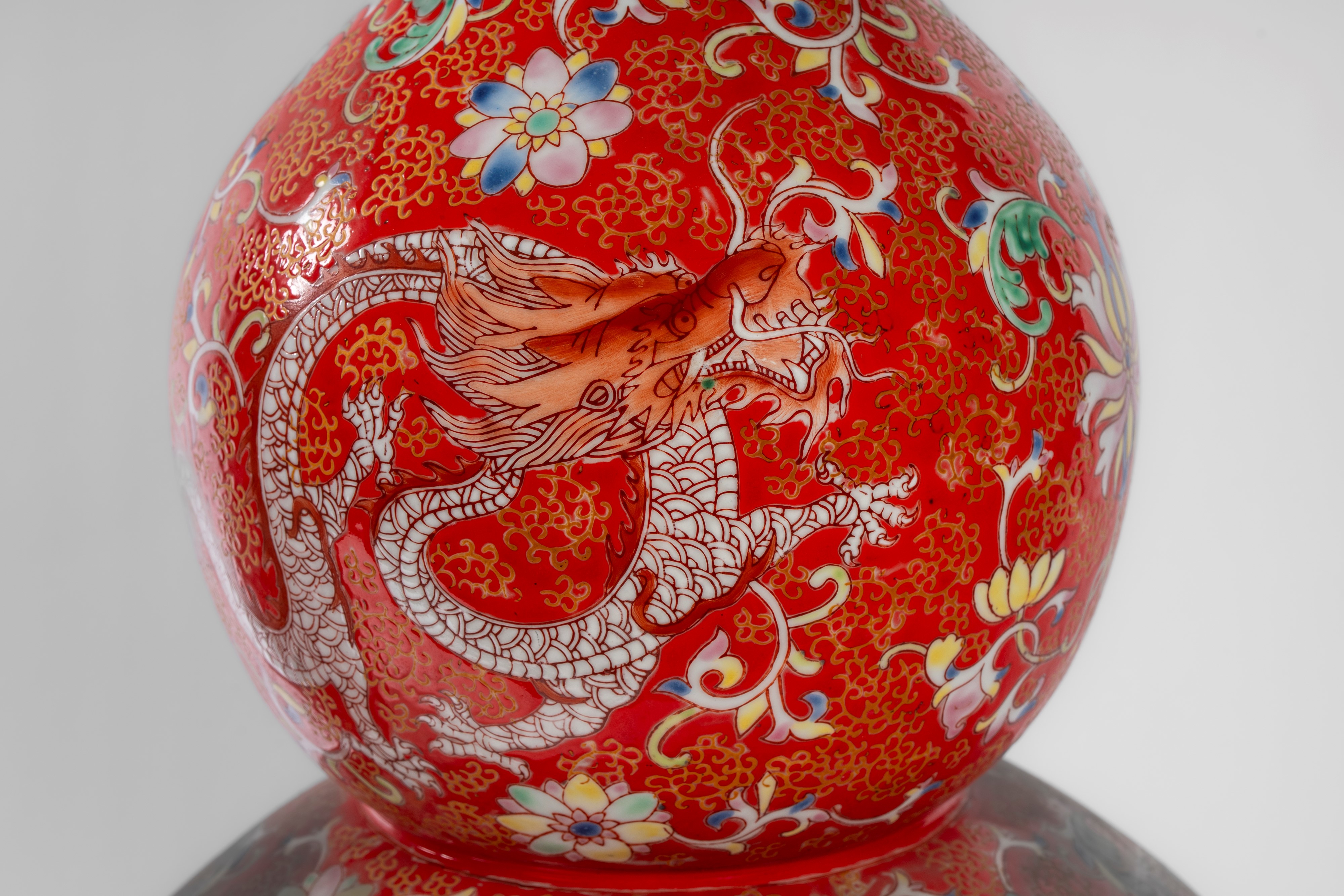 Cina, Coppia di grandi vasi a doppia zucca con draghi, fiori e racemi, ceramica smaltata su fondo...