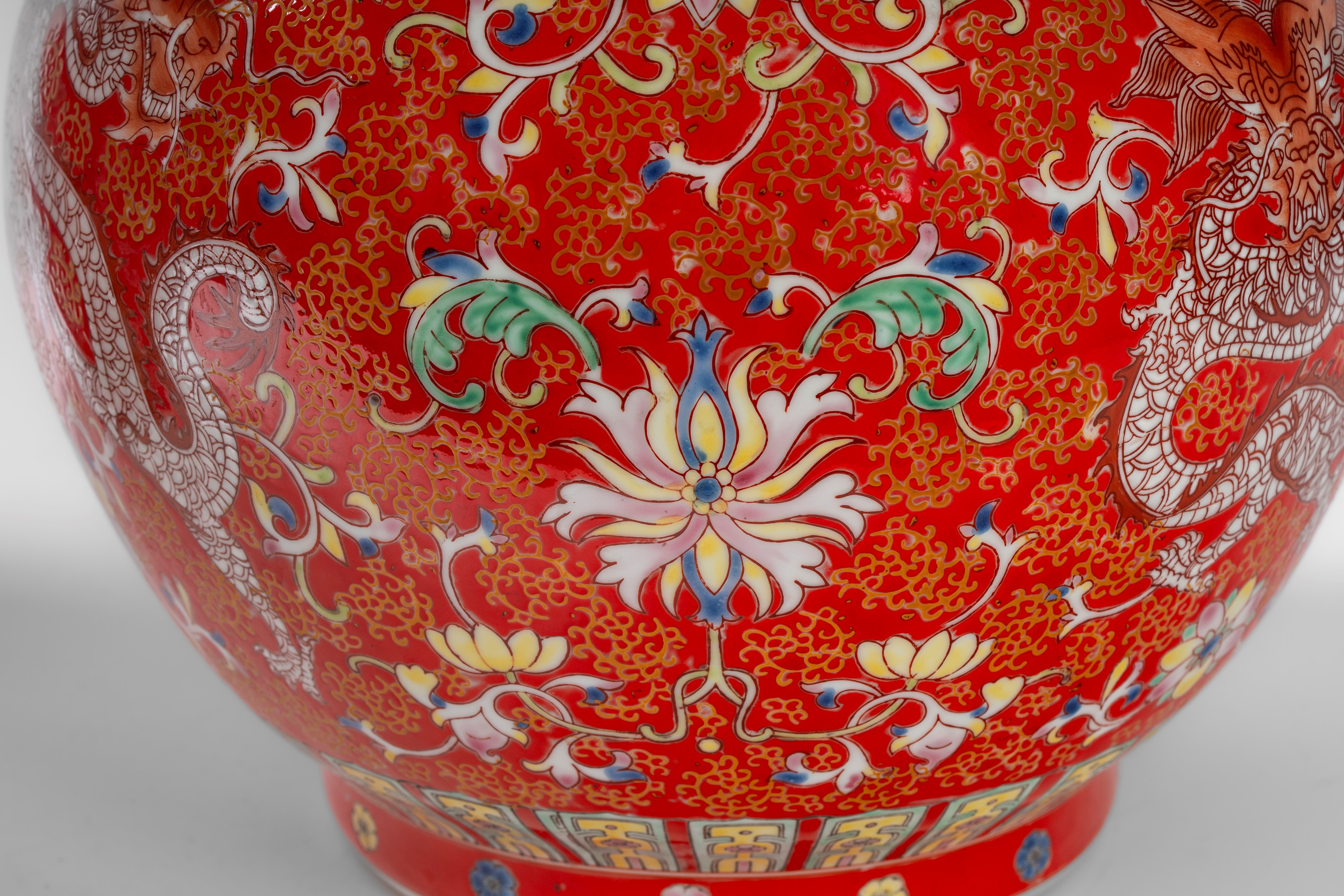 Cina, Coppia di grandi vasi a doppia zucca con draghi, fiori e racemi, ceramica smaltata su fondo...