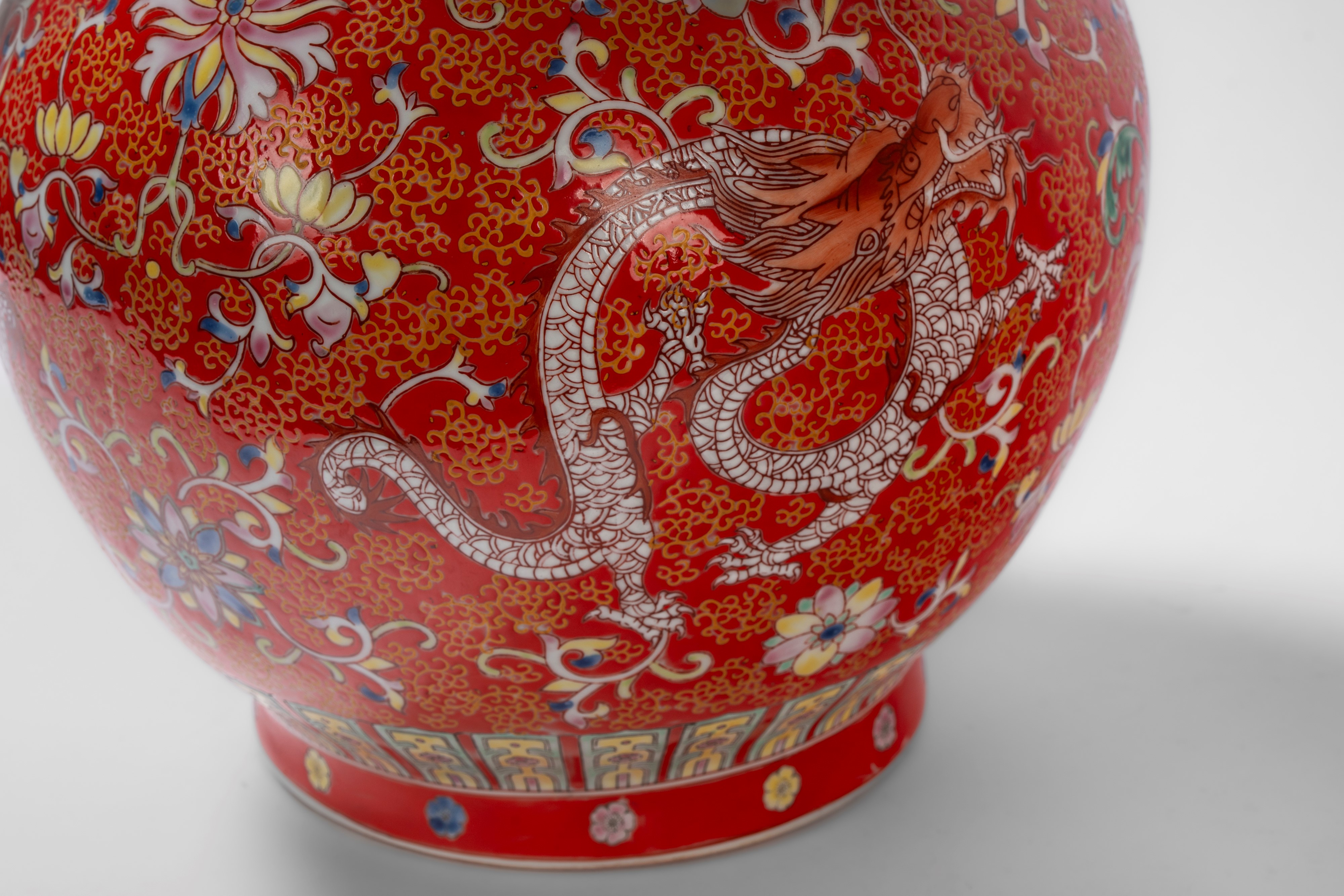 Cina, Coppia di grandi vasi a doppia zucca con draghi, fiori e racemi, ceramica smaltata su fondo...