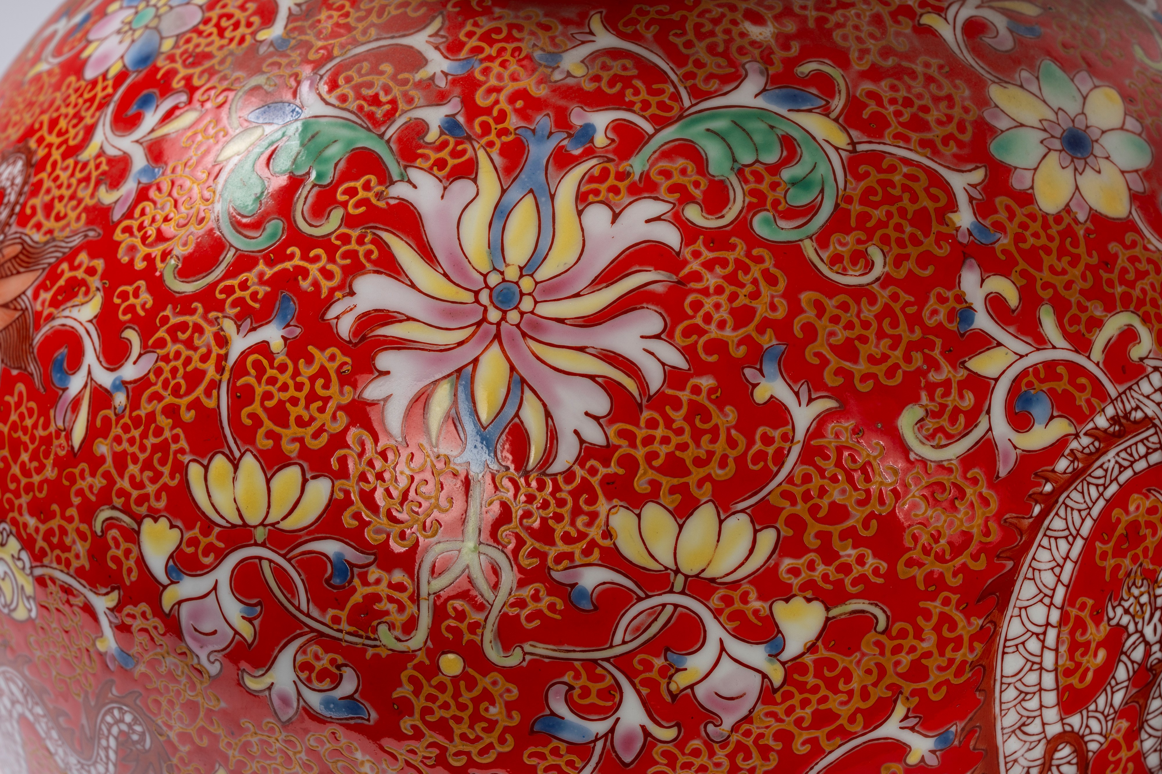 Cina, Coppia di grandi vasi a doppia zucca con draghi, fiori e racemi, ceramica smaltata su fondo...