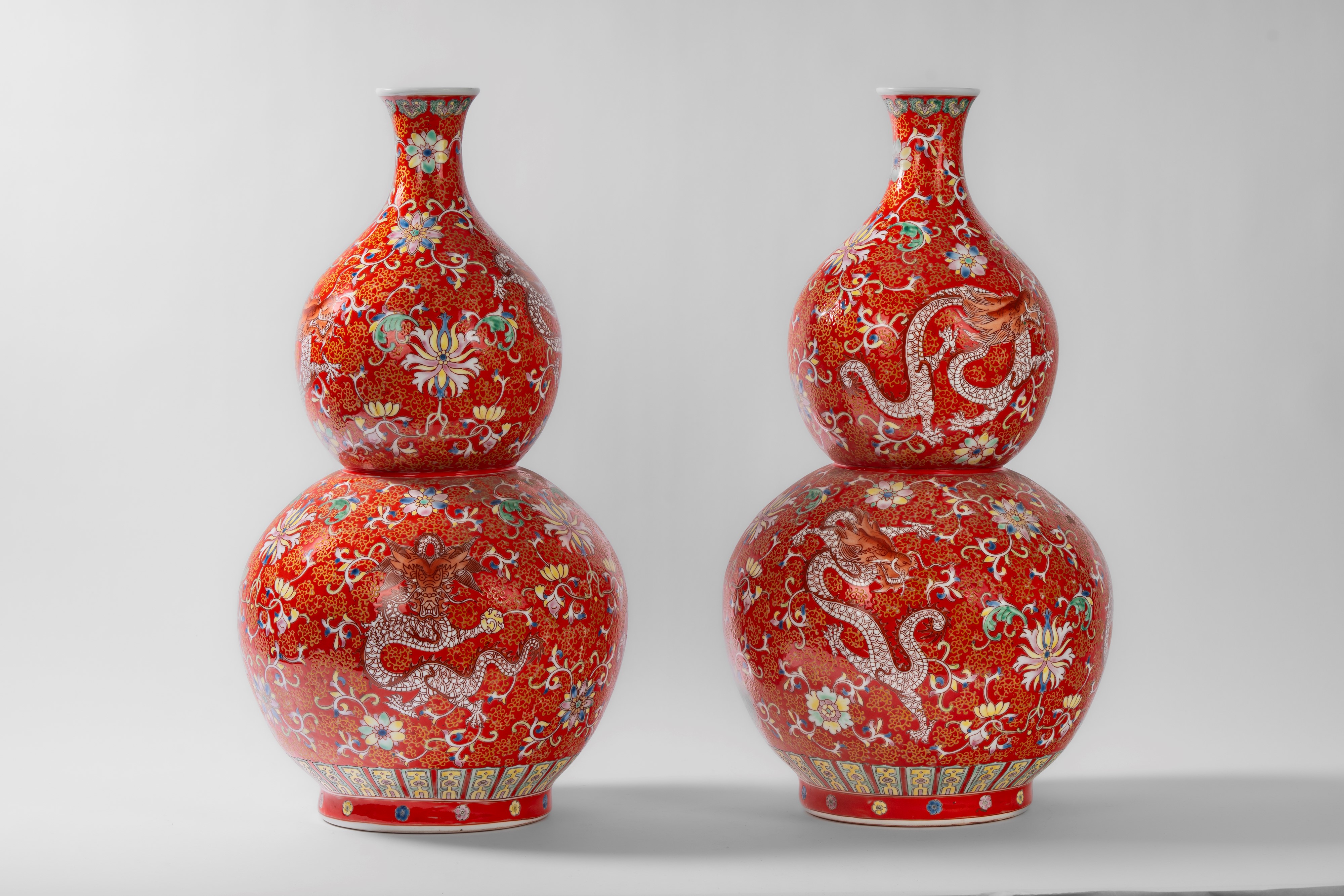 Cina, Coppia di grandi vasi a doppia zucca con draghi, fiori e racemi, ceramica smaltata su fondo...