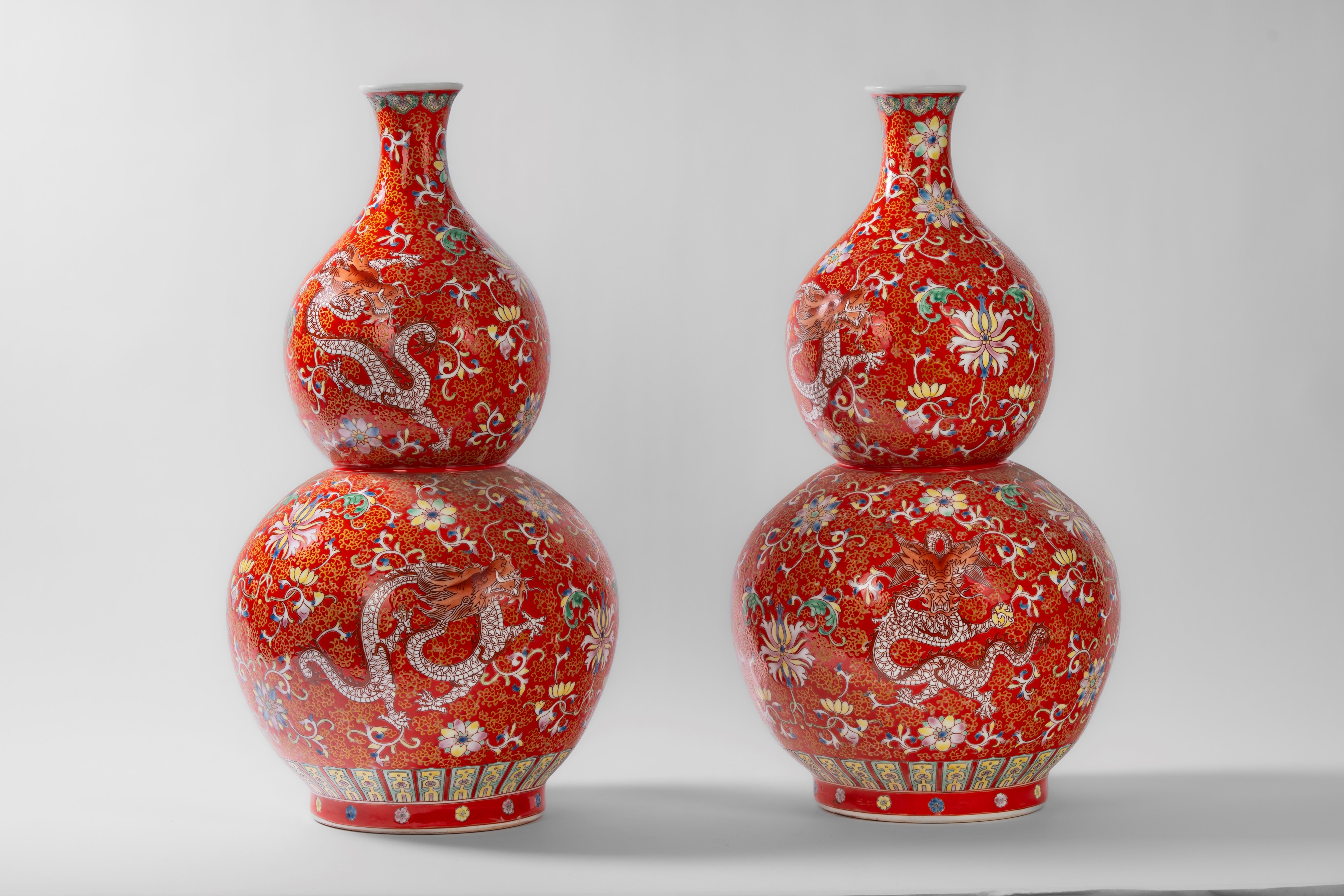 Cina, Coppia di grandi vasi a doppia zucca con draghi, fiori e racemi, ceramica smaltata su fondo...