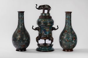 Trittico composto da due vasi bottiglia e incensiere in cloisonn&eacute;, Giappone, epoca Meiji.