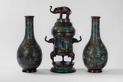 Giappone (epoca Meiji), Trittico di cloisonné con due vasi bottiglia e incensiere