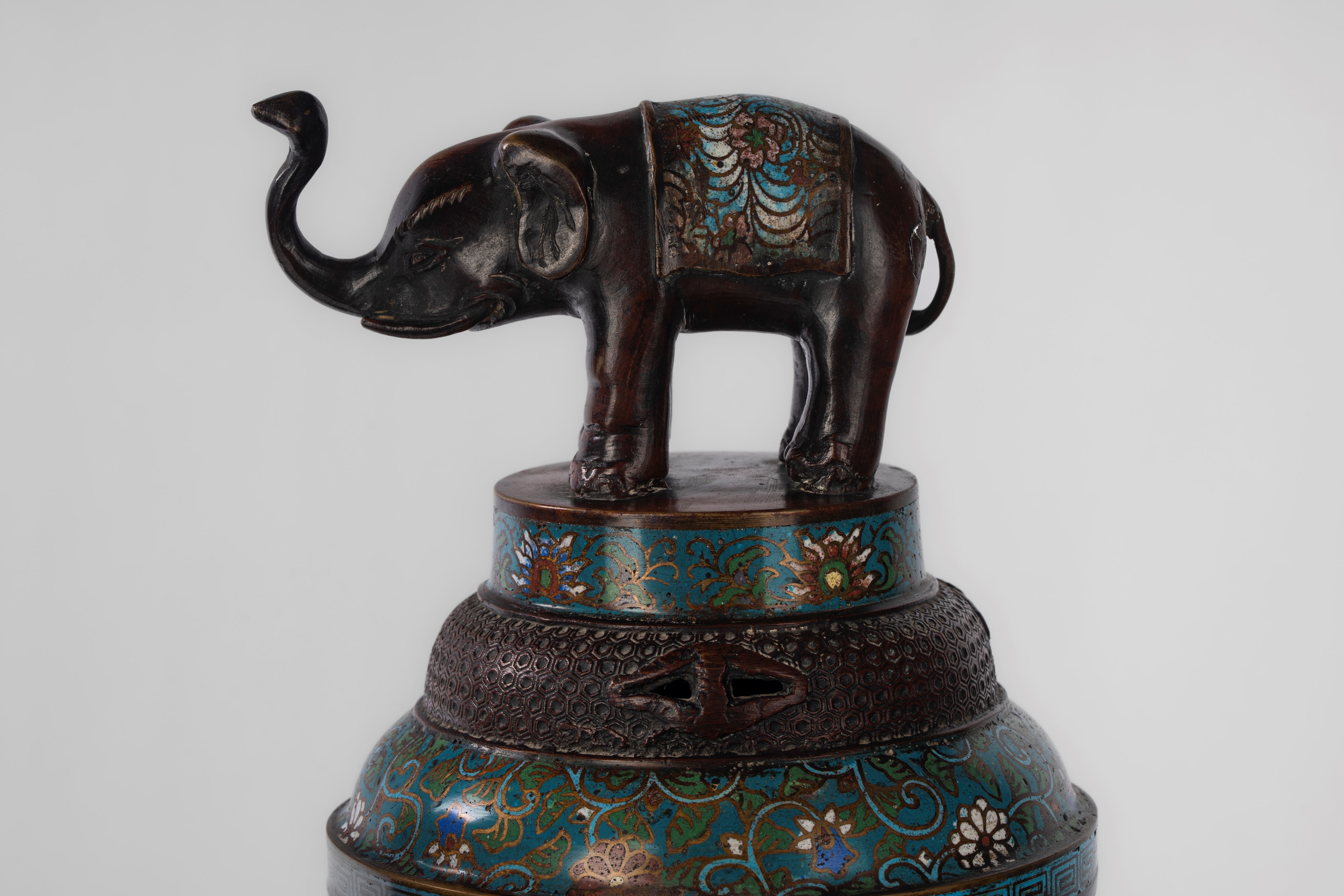 Giappone (epoca Meiji), Trittico di cloisonné con due vasi bottiglia e incensiere