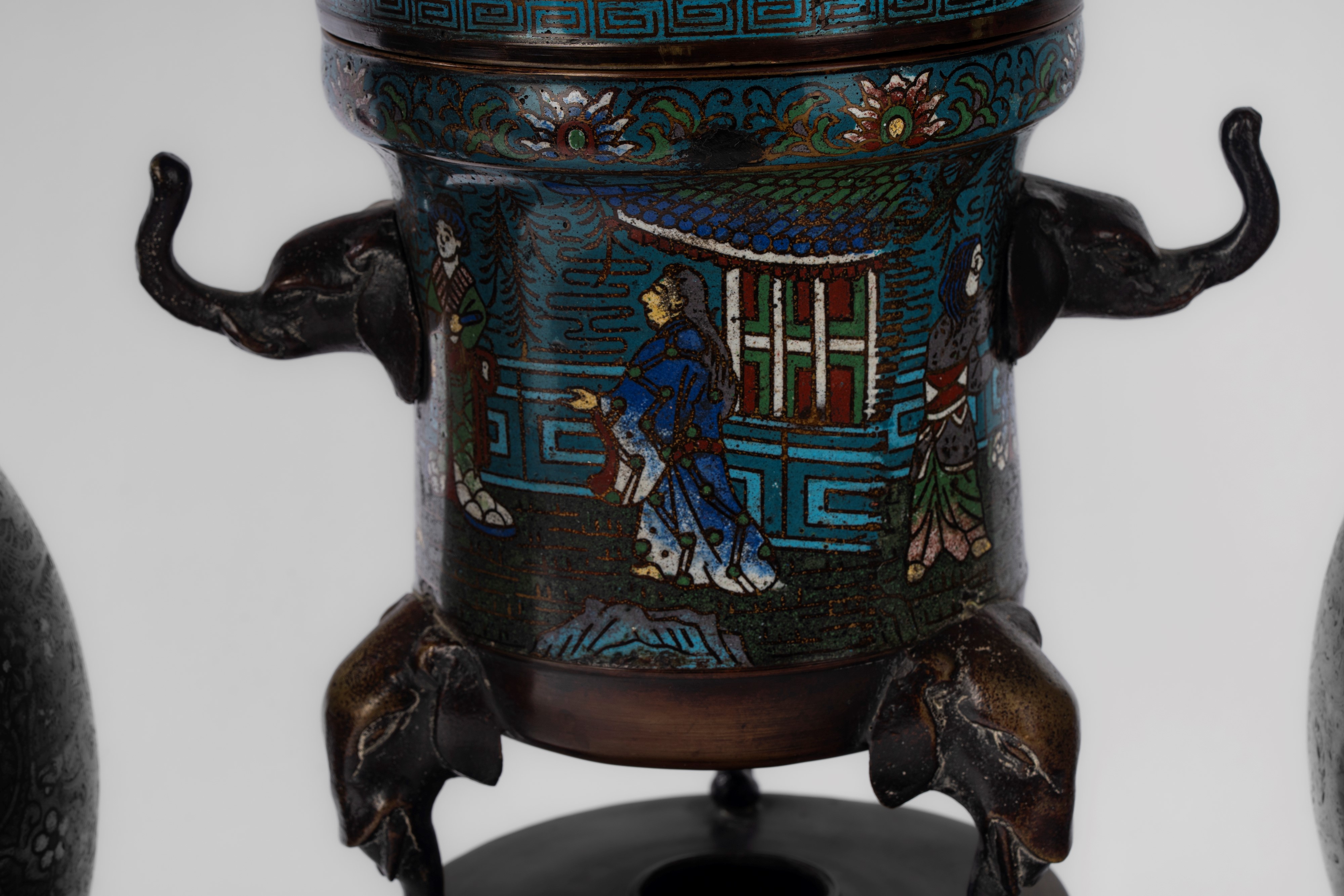 Giappone (epoca Meiji), Trittico di cloisonné con due vasi bottiglia e incensiere