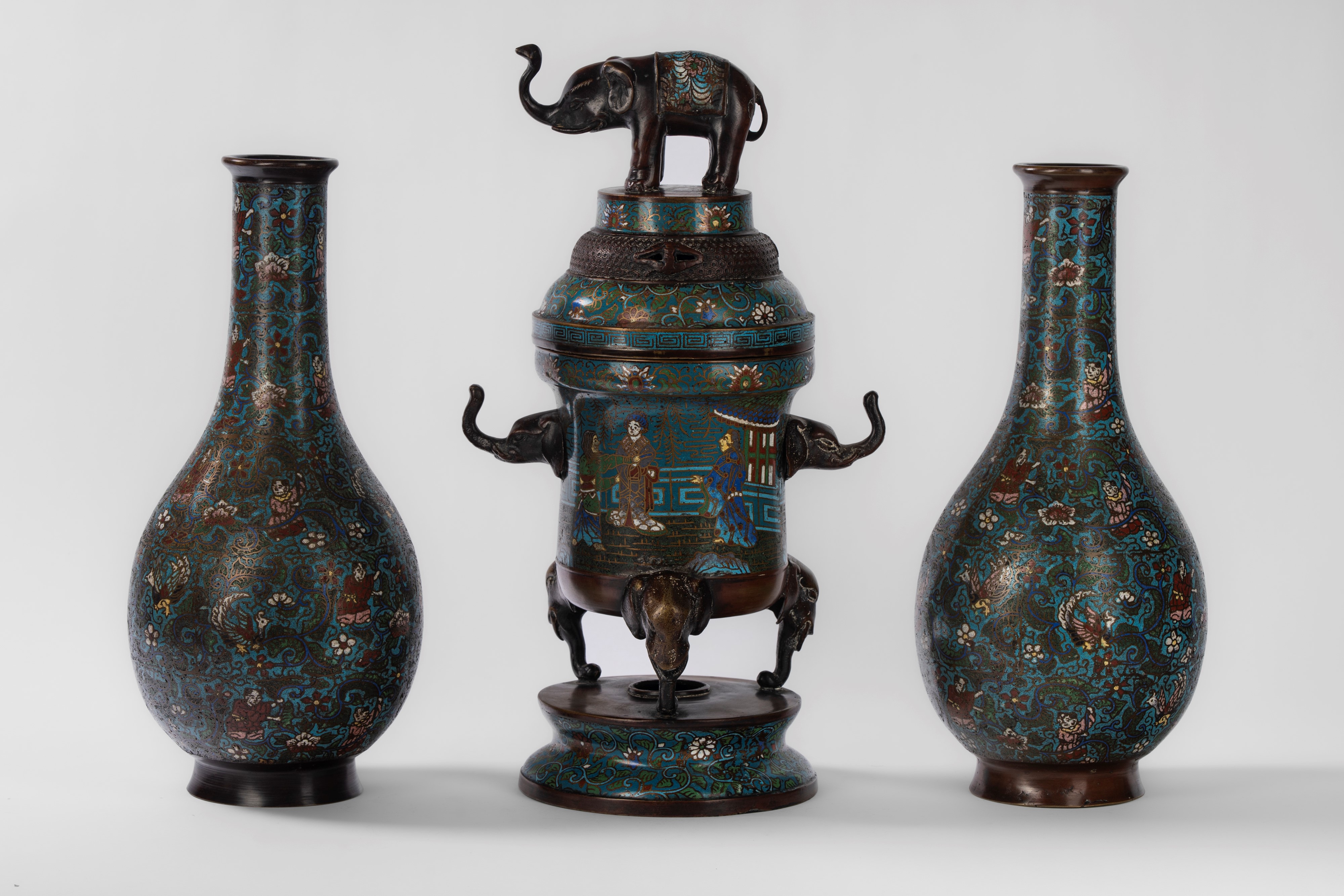 Giappone (epoca Meiji), Trittico di cloisonné con due vasi bottiglia e incensiere