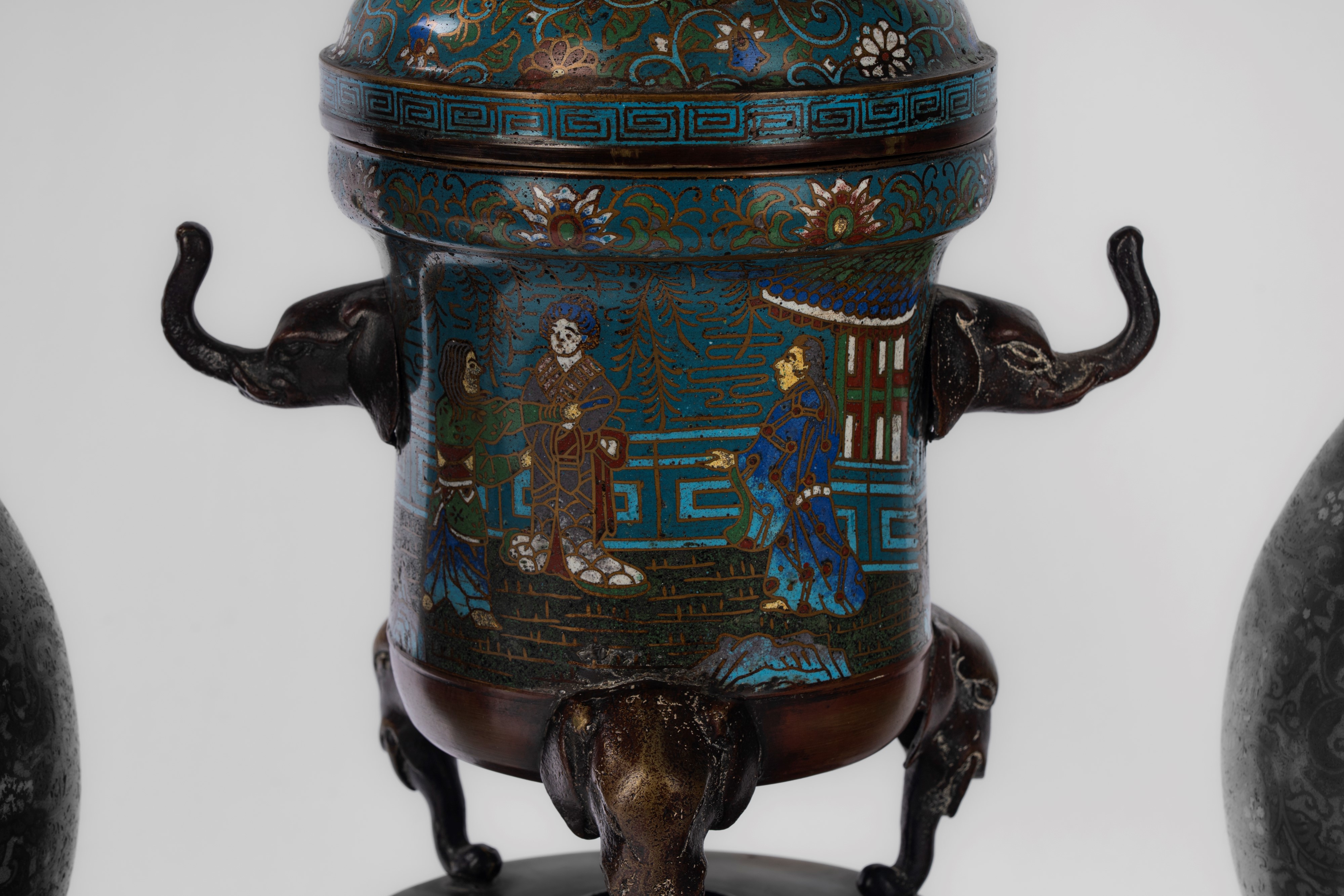 Giappone (epoca Meiji), Trittico di cloisonné con due vasi bottiglia e incensiere