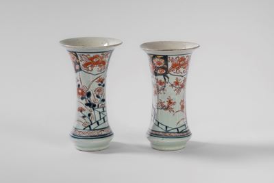 Imari, Coppia di vasetti a tromba con basi in legno
