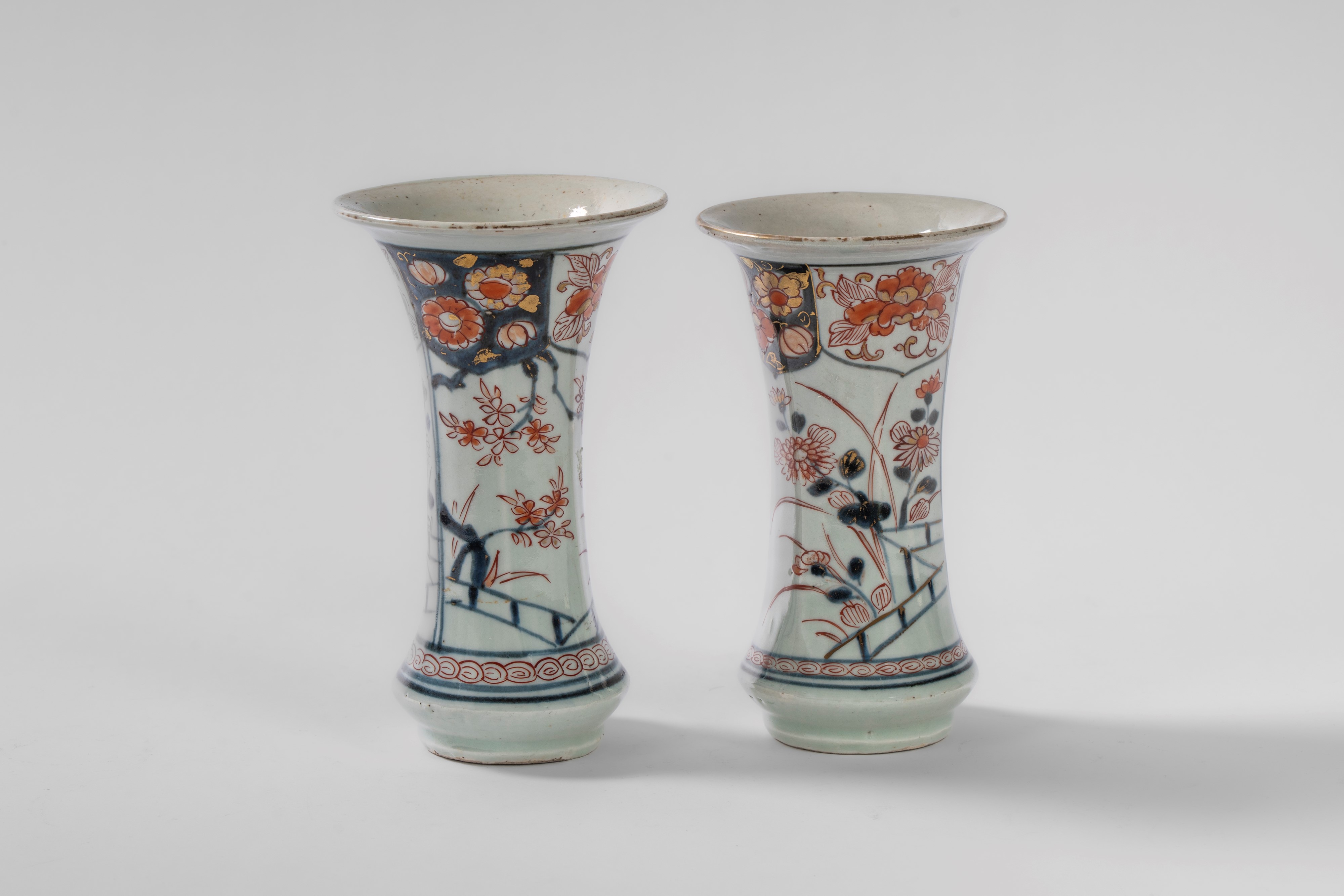 Imari, Coppia di vasetti a tromba con basi in legno