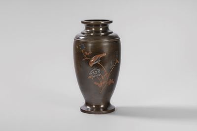 Vaso in bronzo con inserzioni a metalli misti e incisioni, Giappone, epoca Meiji, altezza cm 26