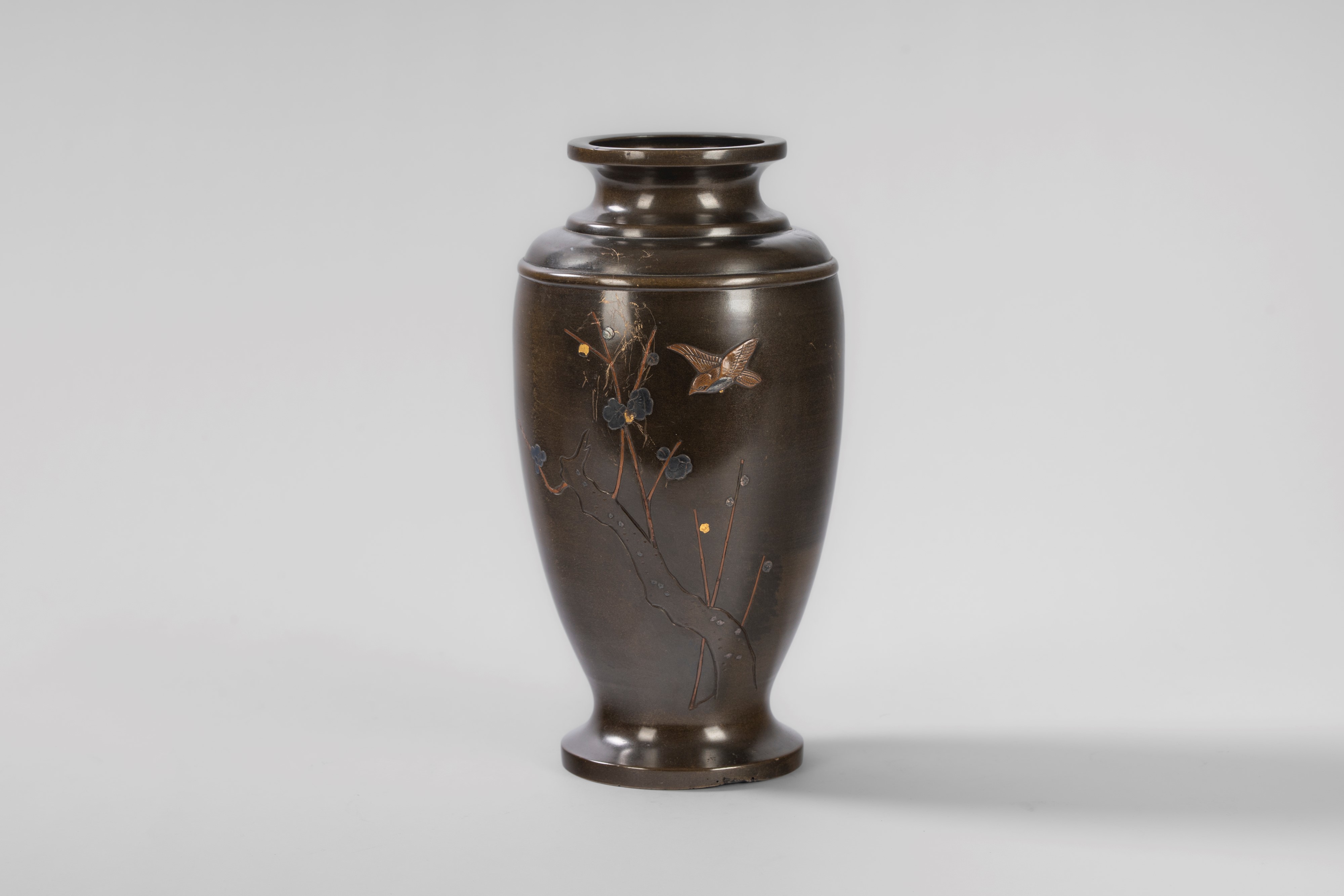 Vaso in bronzo con inserzioni a metalli misti e incisioni, Giappone, epoca Meiji, altezza cm 26