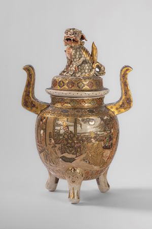 Grande incensiere in ceramica Satsuma; dipinto con scene di corte entro pannelli, il coperchio con un cane shishi,  Giappone, epoca Meiji