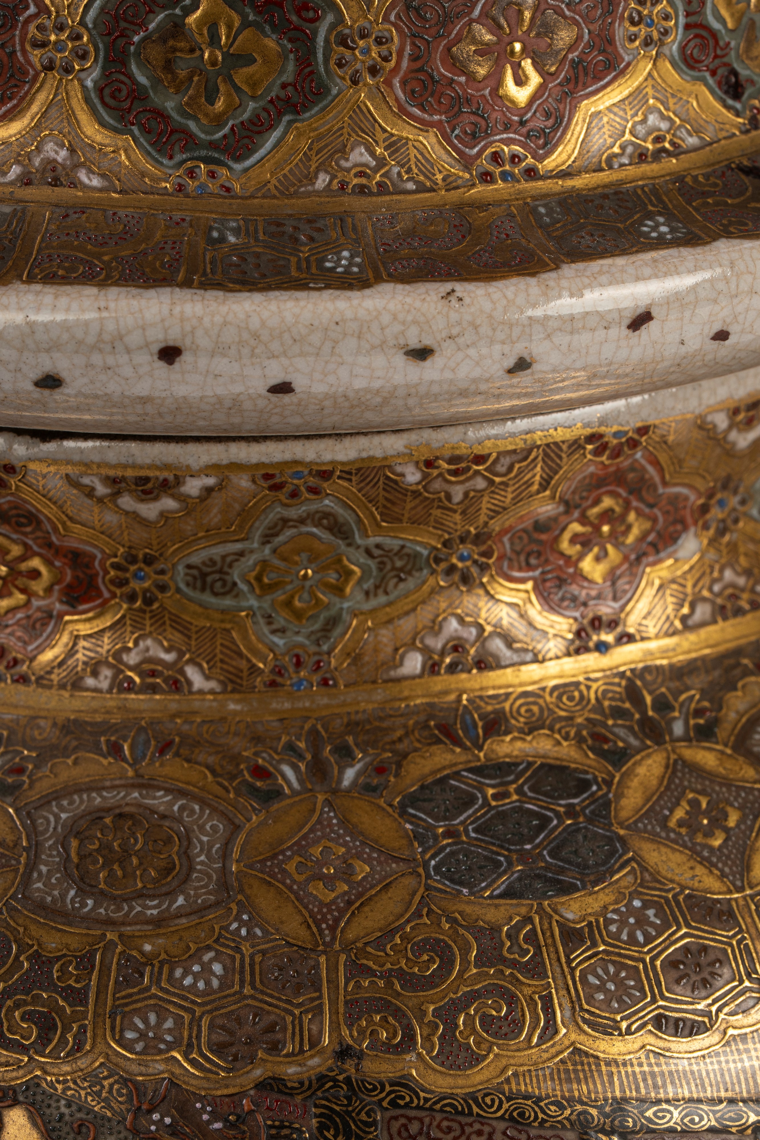 Giappone, Grande incensiere in ceramica Satsuma, epoca Meiji