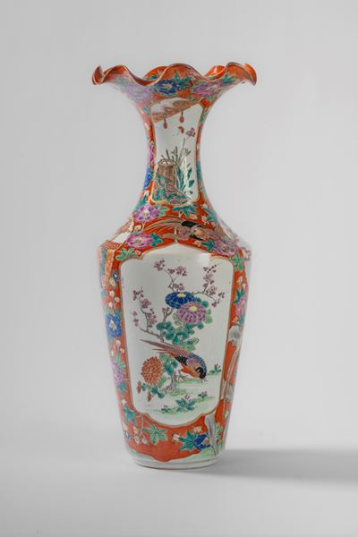 Hochzan Shin-po, Vaso in porcellana a tromba con bordo polilobato