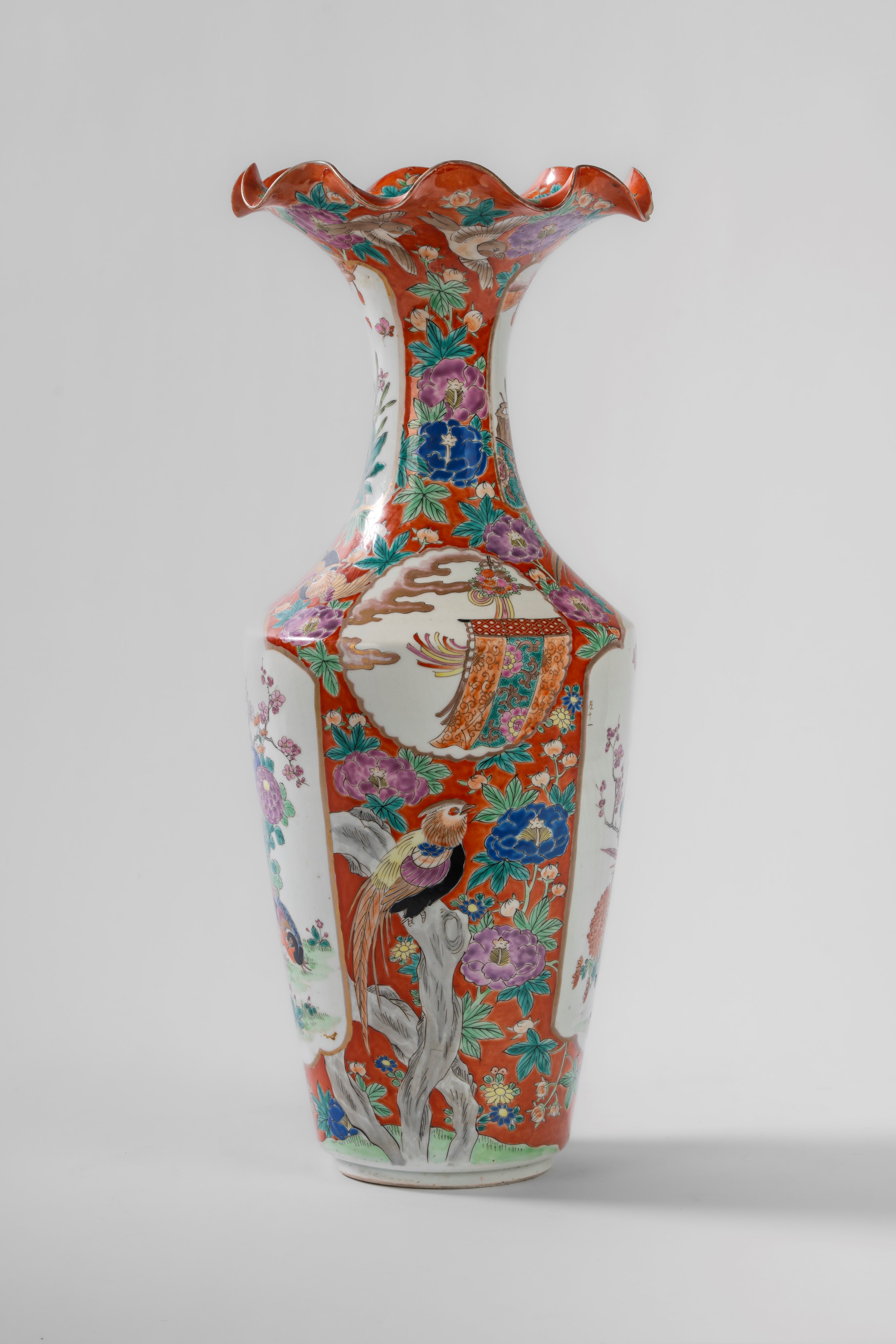 Hochzan Shin-po, Vaso in porcellana a tromba con bordo polilobato